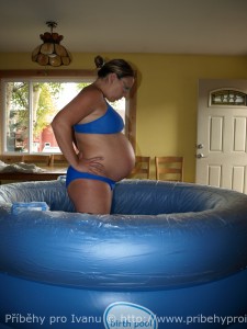 V porodním bazénu